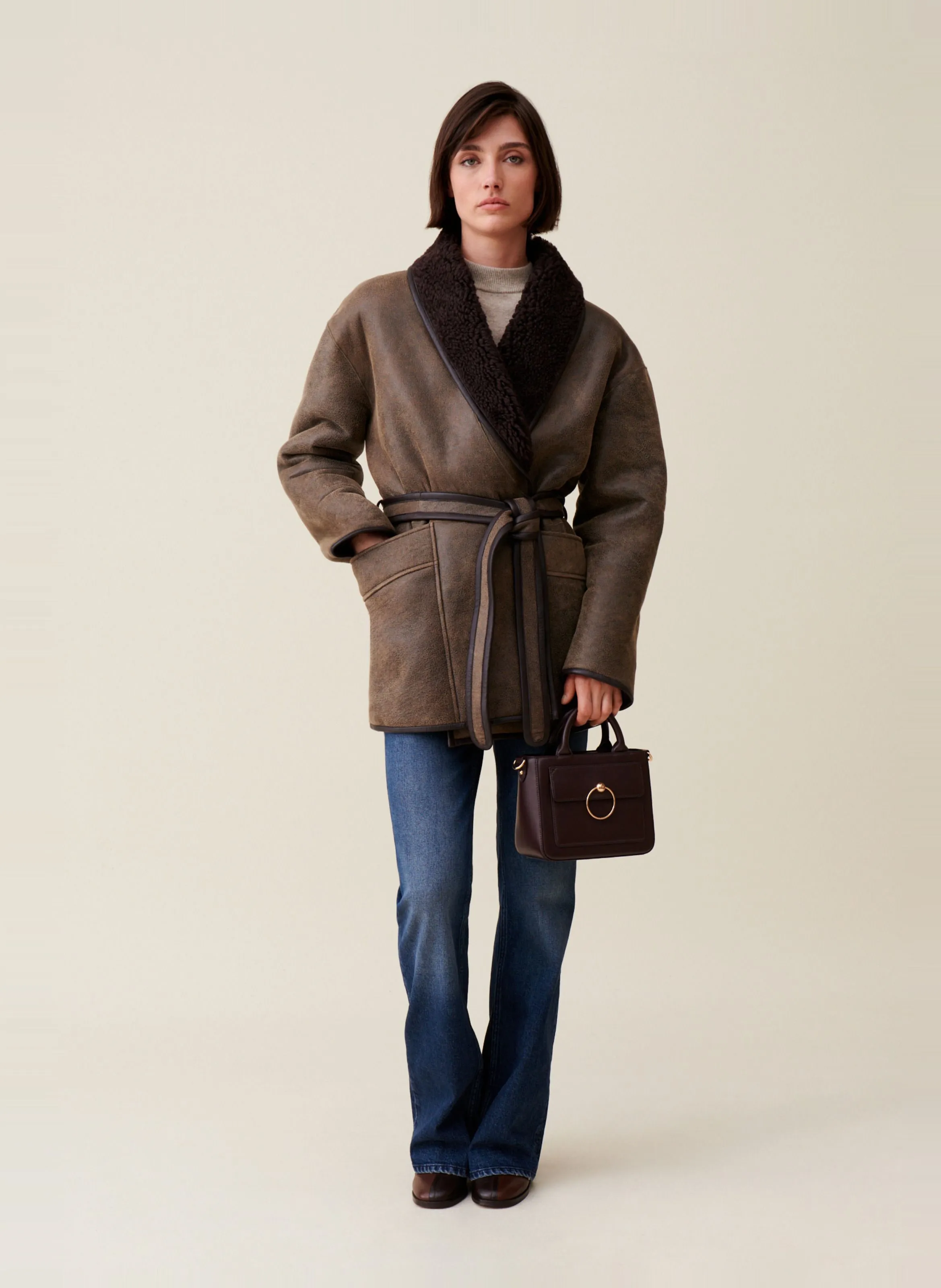 CLAUDIE PIERLOT Piel de oveja con cinturón en color topo de cuero en marron