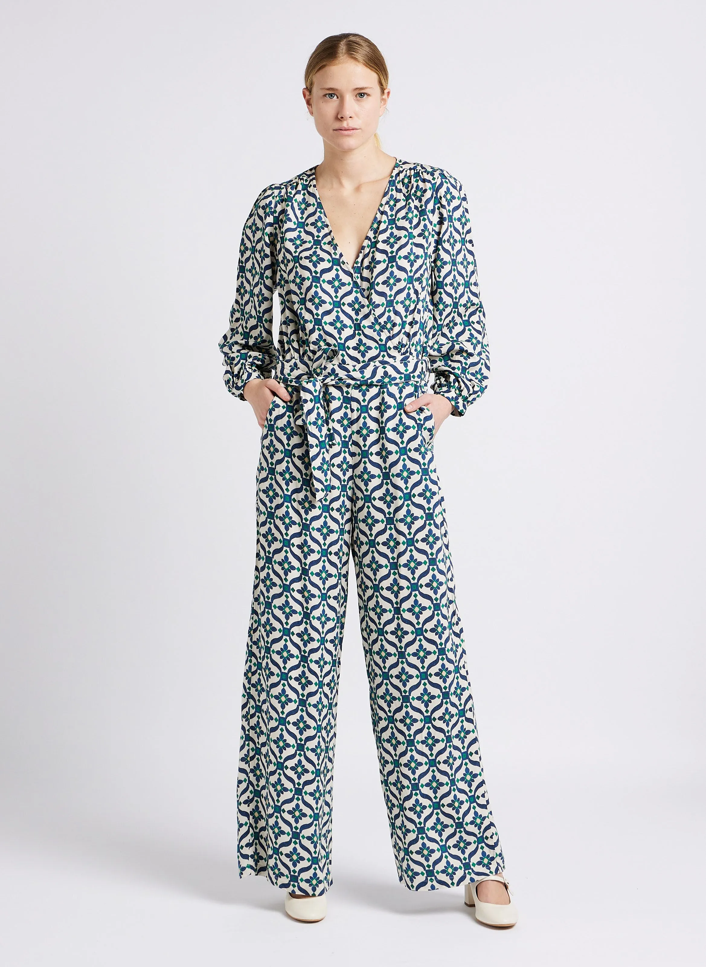 LISETTA - Mono con estampado geométrico y cinturón en verde