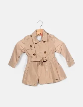 Mayoral Gabardina beige detalle cinturón