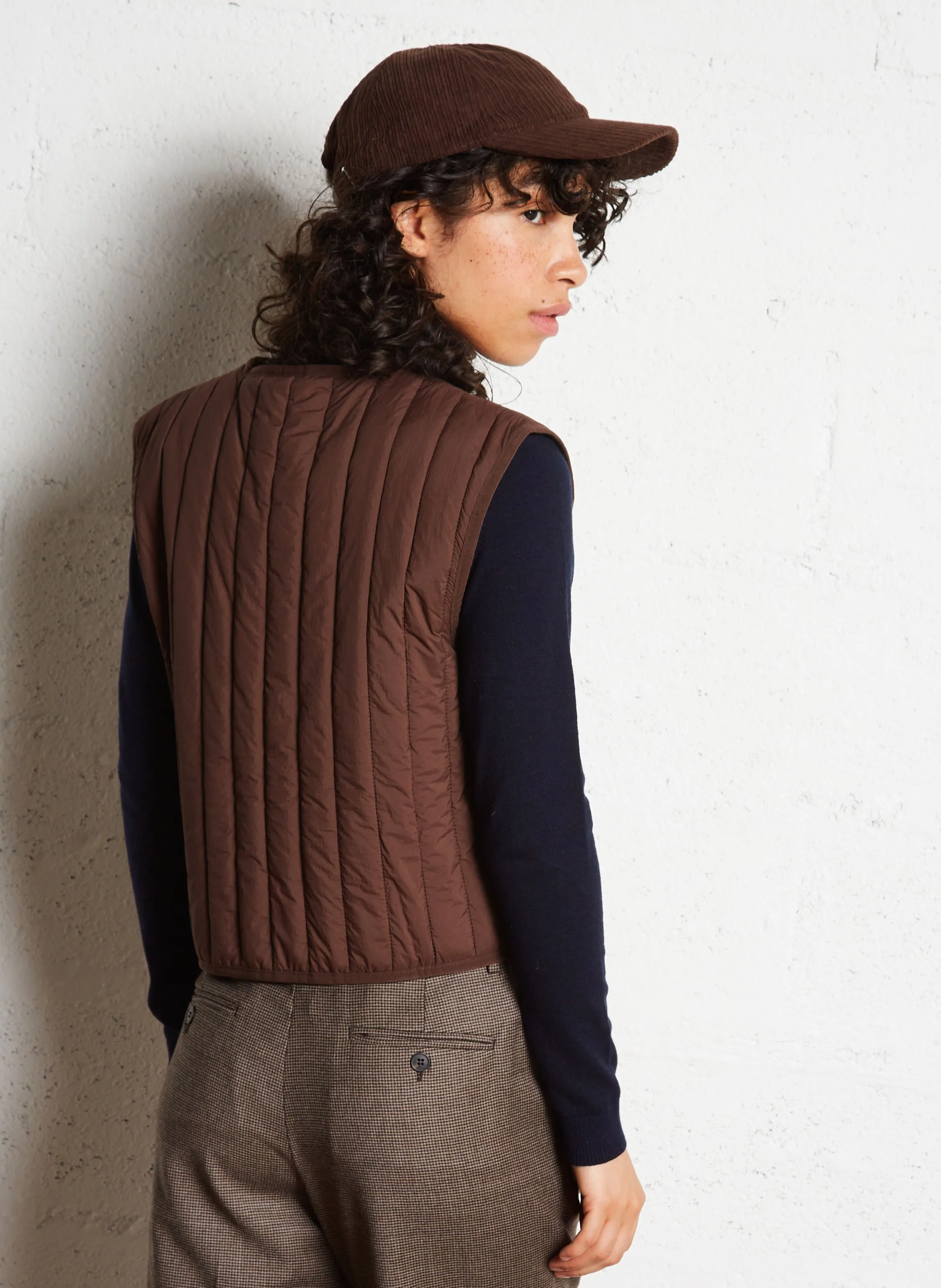 RAINS BANJA - Chaqueta acolchada recta con cuello en V en marron