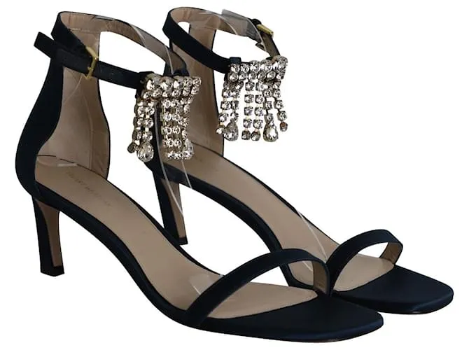 Sandalias con tira al tobillo y flecos de cristal de Stuart Weitzman en satén azul marino 